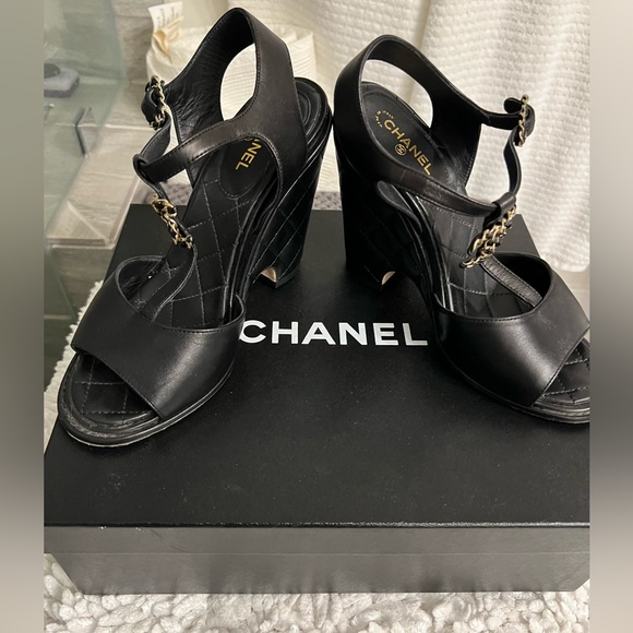 Chanel sandals, authentic lamb skin sandals in black and iconic antique gold - Picture 2 of 15